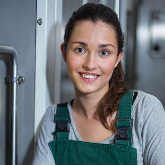 Portrait Polymechanikerin mit Arbeitshose